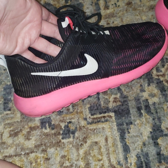 Nike shoes - Picture 2 of 7